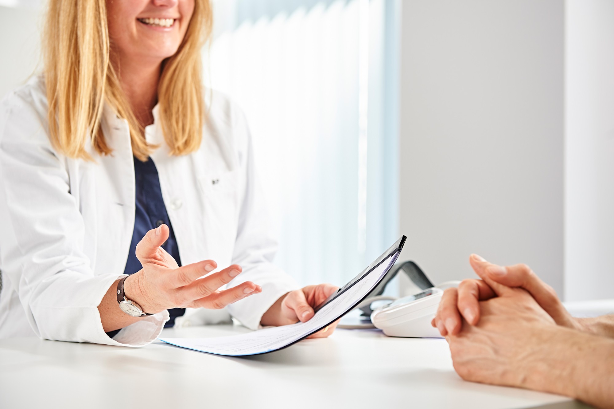 Ärztin im persönlichen Beratungsgespräch mit einem Patienten
